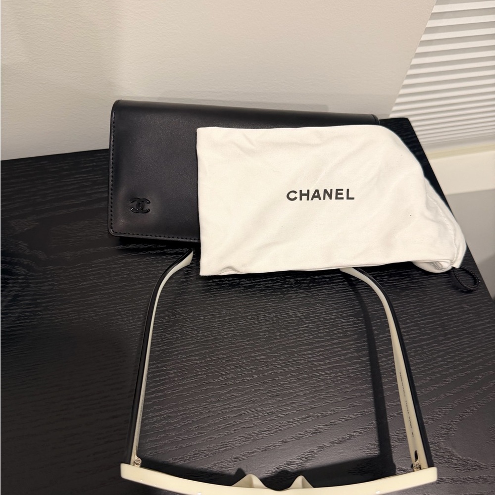 CHANEL Black and Cream Sunglasses - Picture 4 of 7